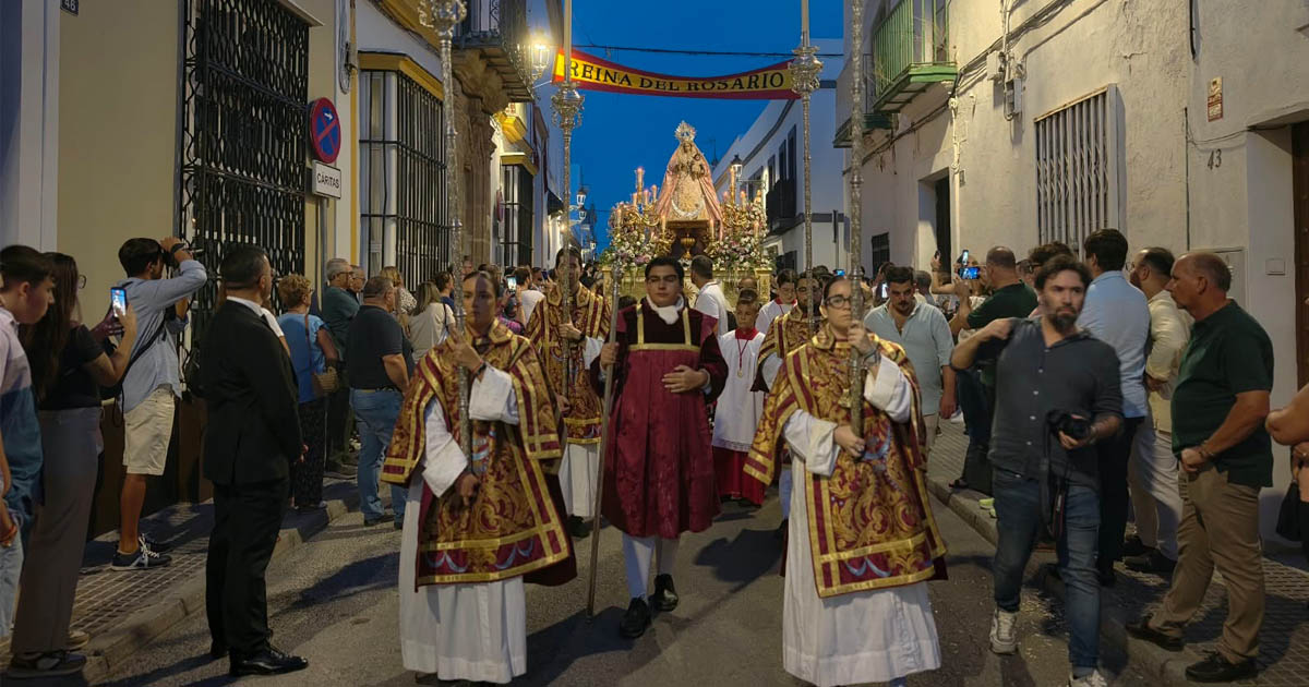 La Virgen del Rosario recorre las calles de El Puerto en su procesión de octubre