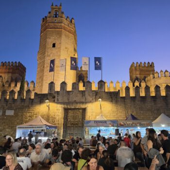 El Oktoberfest reúne a más de 3.500 personas en la Plaza del Castillo
