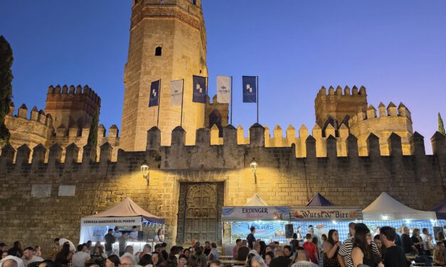 El Oktoberfest reúne a más de 3.500 personas en la Plaza del Castillo