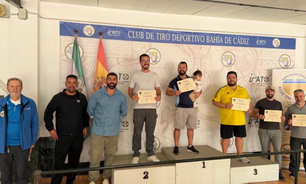 El tiro deportivo reúne a 54 participantes y recauda casi 900 euros con fines solidarios