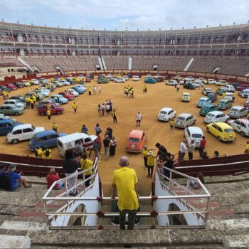 Los Seat 600 toman la Plaza de Toros de El Puerto en una espectacular concentración