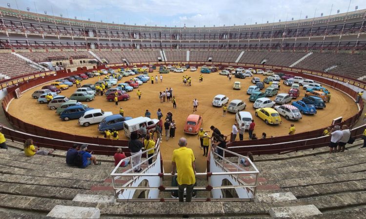 Los Seat 600 toman la Plaza de Toros de El Puerto en una espectacular concentración