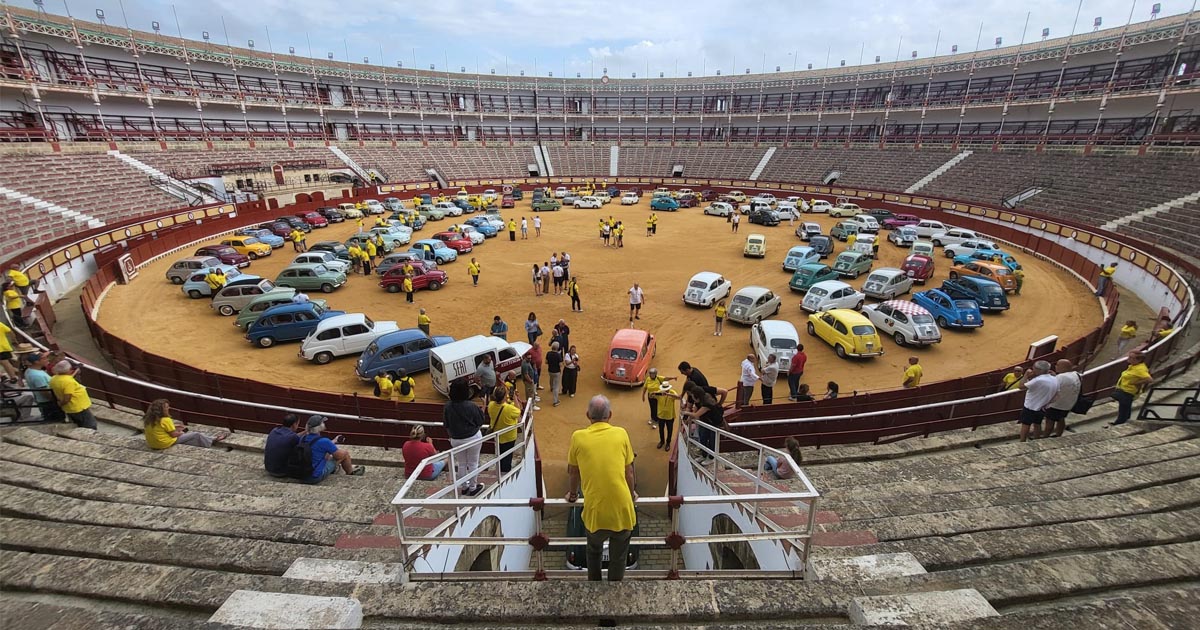 Los Seat 600 toman la Plaza de Toros de El Puerto en una espectacular concentración
