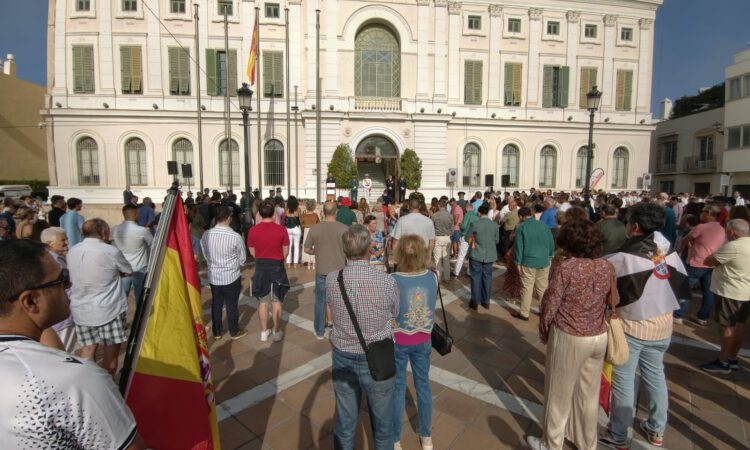 El Puerto conmemora el 12 de octubre con la izada de la bandera y un homenaje a los caídos