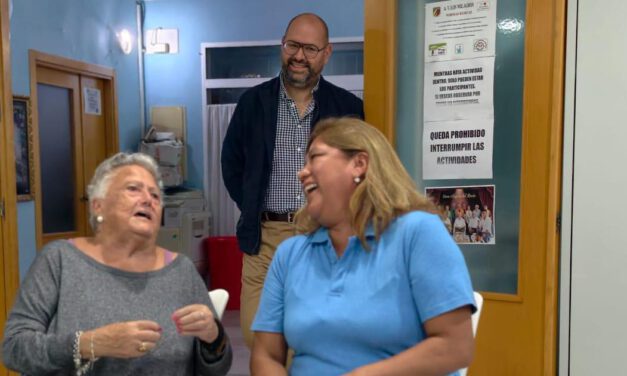 El teatro y la risoterapia llevan convivencia y diversión a los barrios de El Puerto