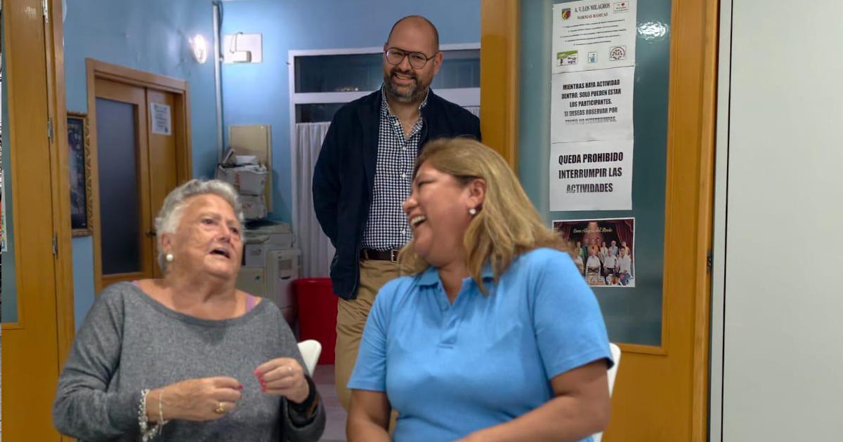 El teatro y la risoterapia llevan convivencia y diversión a los barrios de El Puerto