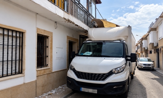 Enorme susto en El Puerto tras quedar un camión encajado contra una vivienda