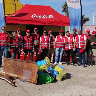 Un banco hecho con plástico recogido del mar llega al paseo de Valdelagrana banco