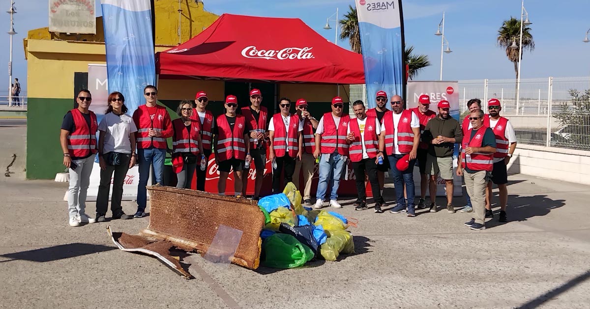 Un banco hecho con plástico recogido del mar llega al paseo de Valdelagrana