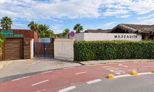 Los empresarios desmontan los chiringuitos de Puerto Sherry tras el aviso de demolición por 360.000 euros