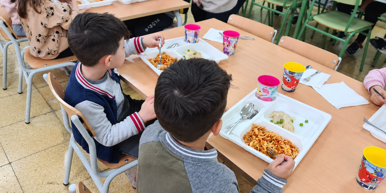 La situación de los comedores escolares de El Puerto llega al pleno entre quejas por la calidad y la masificación