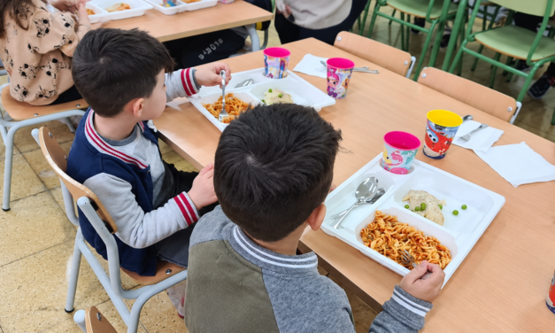 La situación de los comedores escolares de El Puerto llega al pleno entre quejas por la calidad y la masificación
