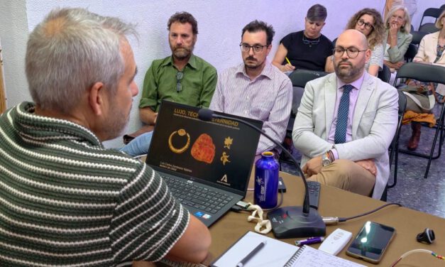 El Aula Menesteo abre el curso con una conferencia sobre las artes suntuarias de la necrópolis gaditana