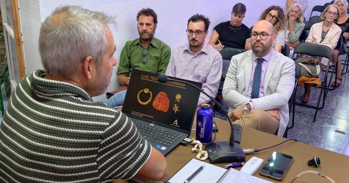 El Aula Menesteo abre el curso con una conferencia sobre las artes suntuarias de la necrópolis gaditana