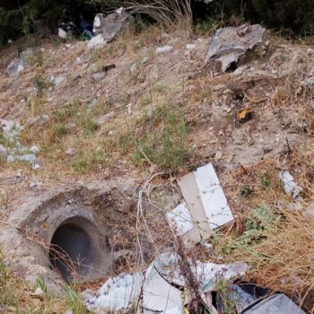 Vecinos del Camino Viejo de Rota denuncian falta de alumbrado, limpieza y seguridad vial