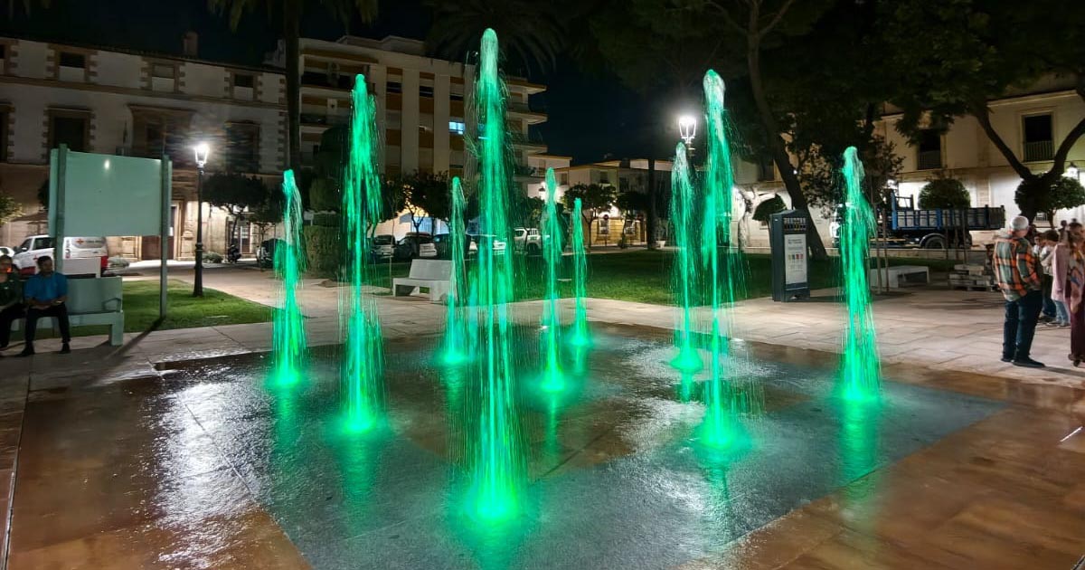 La nueva fuente del Polvorista ya funciona con juegos de agua y luz