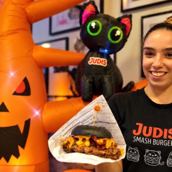 Judis conquista El Puerto con sus smash burgers y una propuesta especial para Halloween