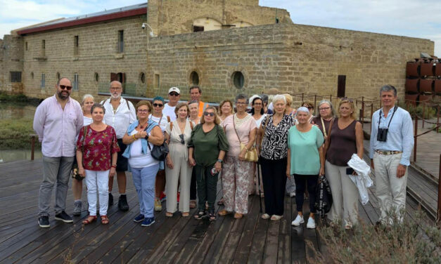 Los mayores descubren el Molino de Mareas y las marismas de San José durante la Semana del Mayor