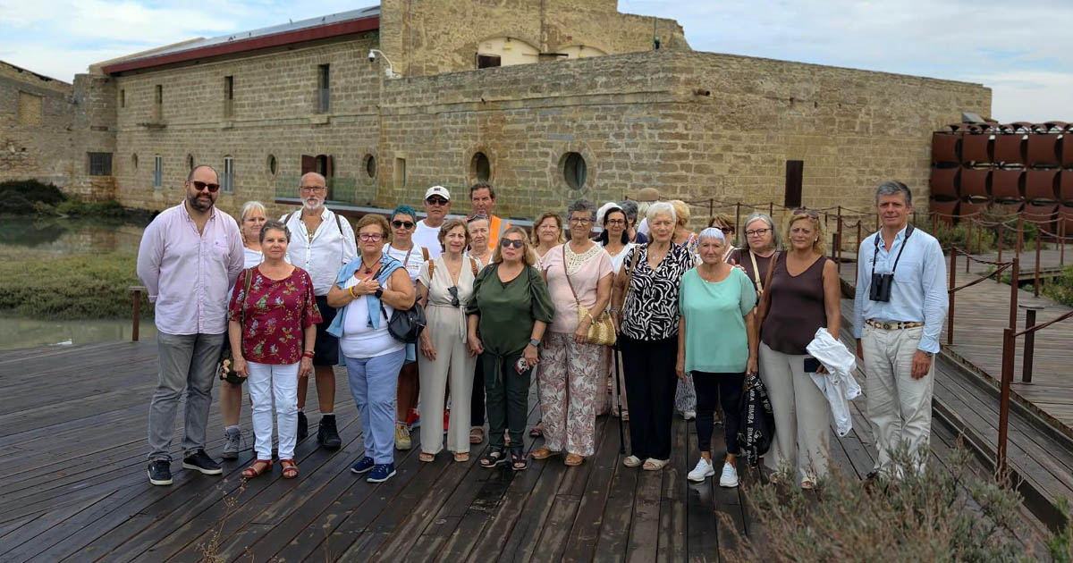 Los mayores descubren el Molino de Mareas y las marismas de San José durante la Semana del Mayor