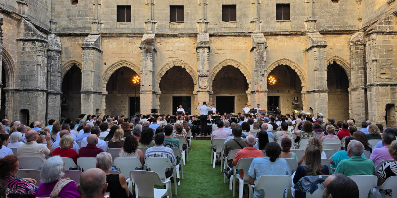 La Banda “Maestro Dueñas” reúne a 300 personas en su concierto por la Fiesta Nacional