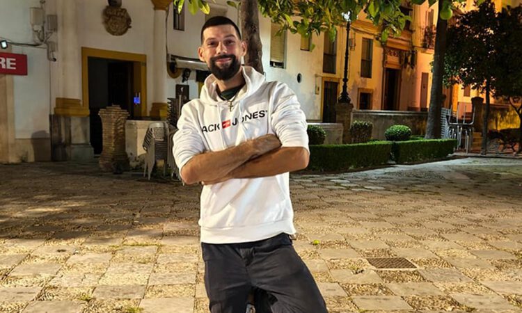 La historia del portuense que se ha hecho viral en First Dates: “He tenido 200 padres y 200 madres”