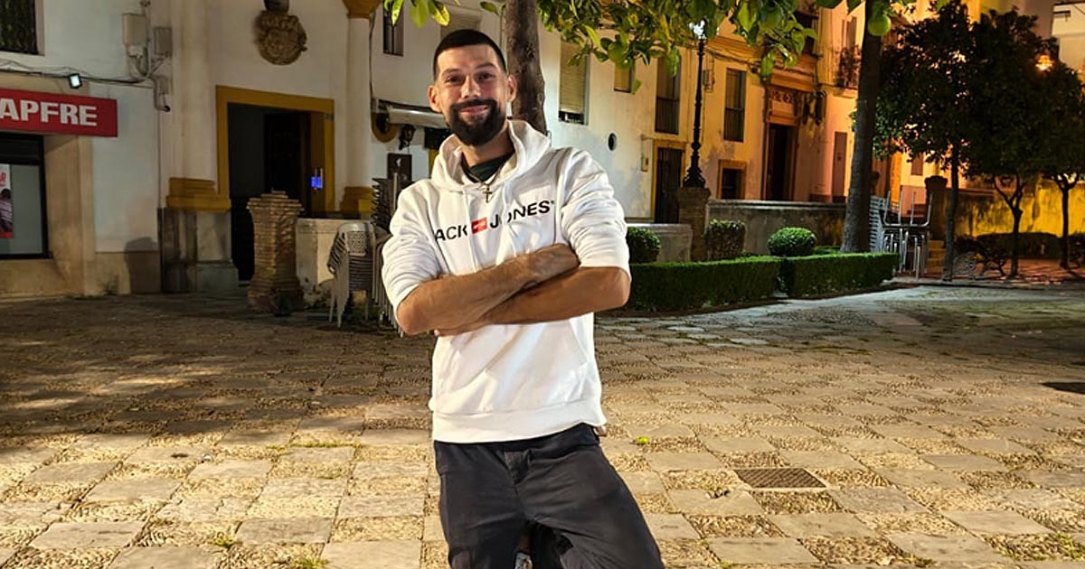 La historia del portuense que se ha hecho viral en First Dates: “He tenido 200 padres y 200 madres”
