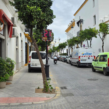 Un nuevo radar pedagógico refuerza la seguridad vial en el último tramo de la calle Larga