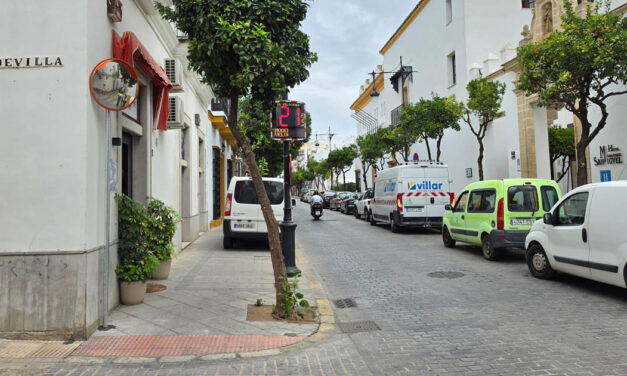 Un nuevo radar pedagógico refuerza la seguridad vial en el último tramo de la calle Larga