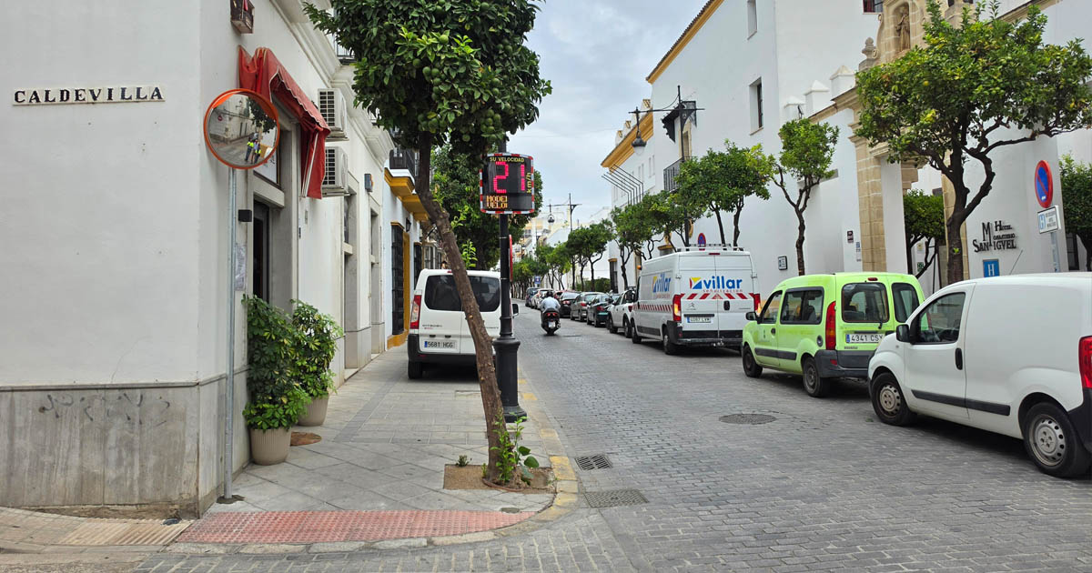 Un nuevo radar pedagógico refuerza la seguridad vial en el último tramo de la calle Larga