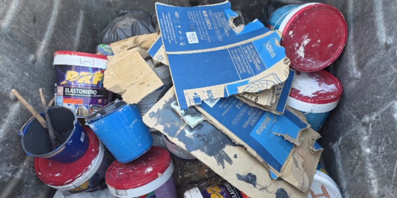 Multas de hasta 750 euros por tirar pinturas y basura en lugares no autorizados