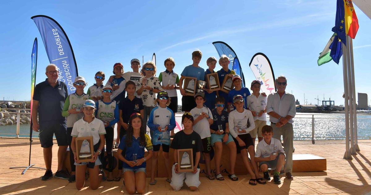 Más de 400 personas se dan cita en El Puerto por el Trofeo de la Hispanidad y el Andaluz de Catamarán